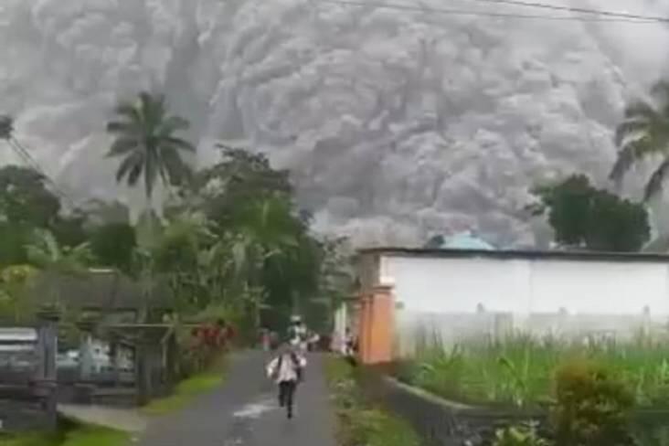 BREAKING NEWS, Gunung Semeru Meletus