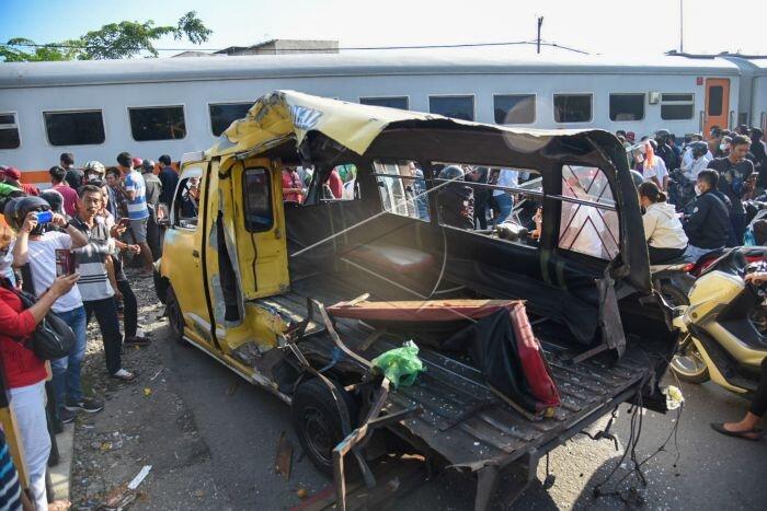 Angkot di Medan Terobos Perlintasan KA, Lima Penumpang Tewas