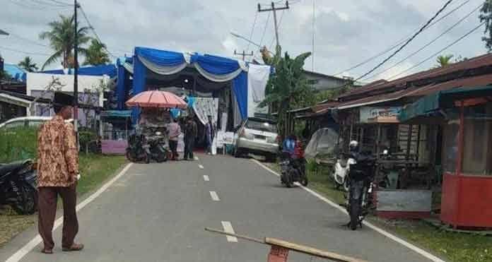 Hajatan Menutupi Jalan, Mobil Ini Nekat TEROBOS TENDA Sampai Kursinya Berantakan!