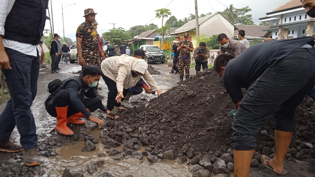 Kunjungi Wilayah Terdampak Gunung Semeru, Aksi Mensos Risma Punguti Batu