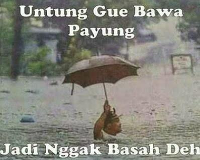Santuy Yang Penting Yakin! Kumpulan Momen Kocak Orang-Orang Saat Kehujanan