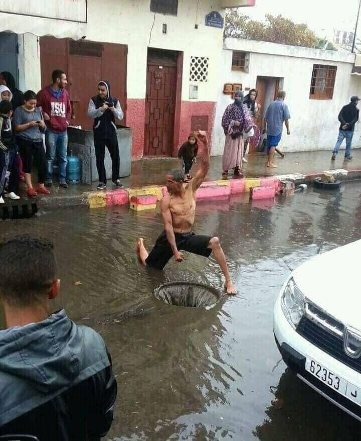 Santuy Yang Penting Yakin! Kumpulan Momen Kocak Orang-Orang Saat Kehujanan