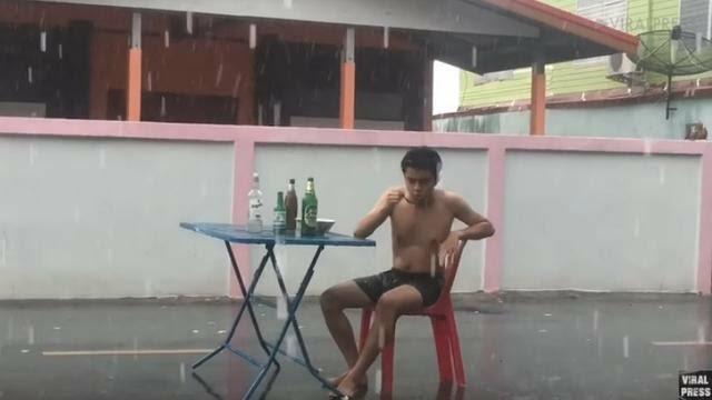 Santuy Yang Penting Yakin! Kumpulan Momen Kocak Orang-Orang Saat Kehujanan