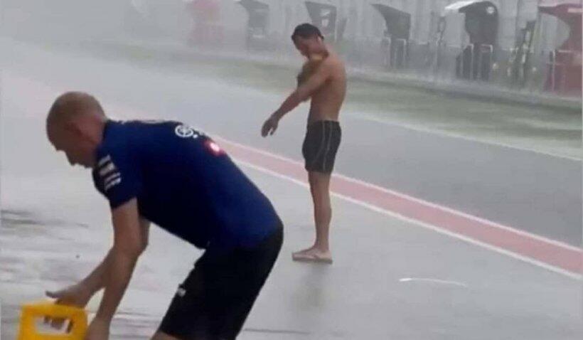 Santuy Yang Penting Yakin! Kumpulan Momen Kocak Orang-Orang Saat Kehujanan