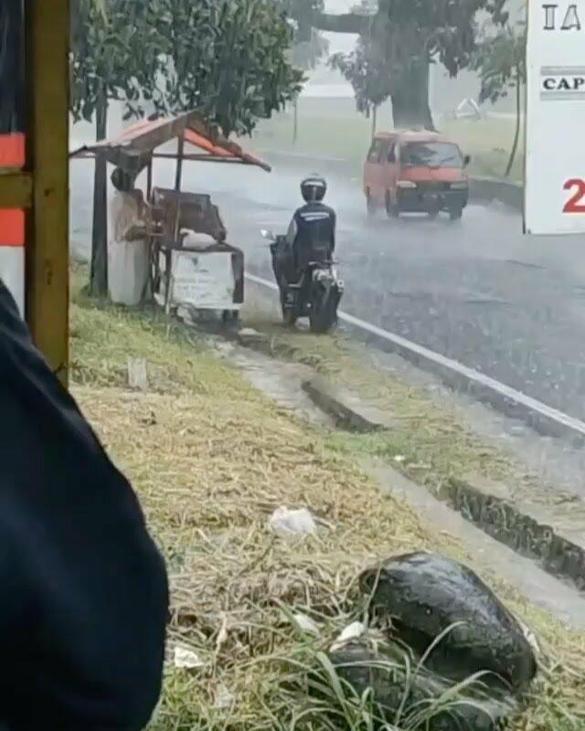 Santuy Yang Penting Yakin! Kumpulan Momen Kocak Orang-Orang Saat Kehujanan