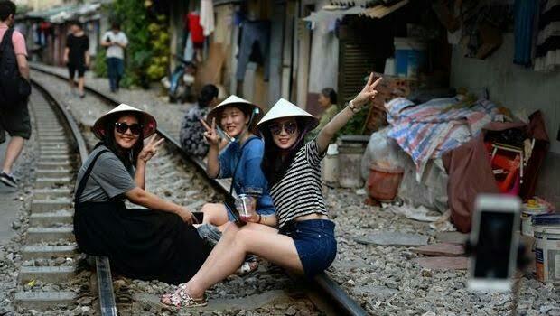 Nyaris KETABRAK KERETA, Kakek Ini Selamat Setelah Warga Menariknya Ke Pinggir Rel!