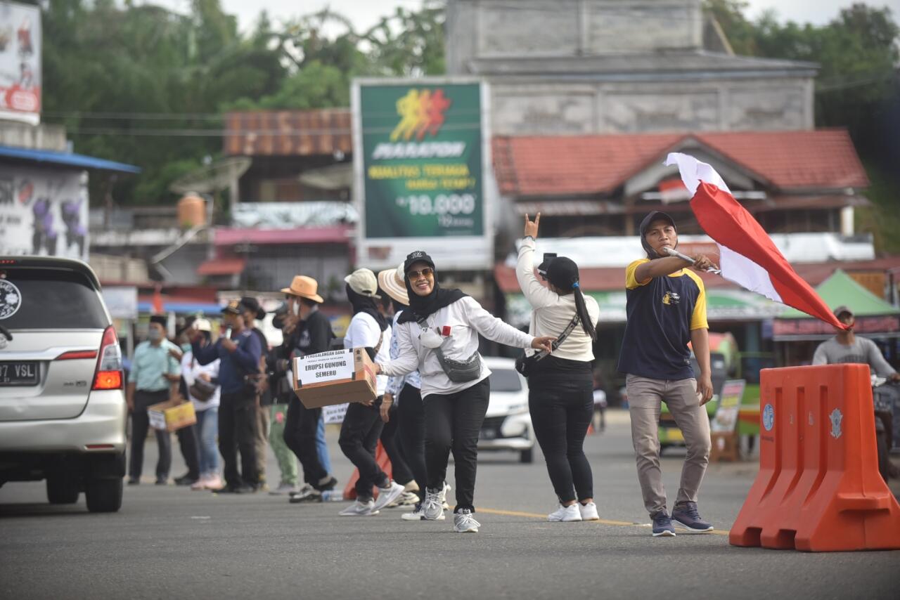 BIKIN HEBOH MASYARAKAT, BIDUAN DANGDUT DI MUKOMUKO GELAR AKSI DI TENGAH JALAN