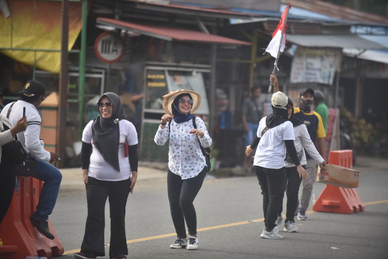 BIKIN HEBOH MASYARAKAT, BIDUAN DANGDUT DI MUKOMUKO GELAR AKSI DI TENGAH JALAN