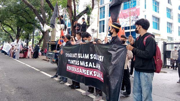 Thogut Dibawa-bawa Mahasiswa 'Gema Pembebasan' saat Tolak Permendikbud.