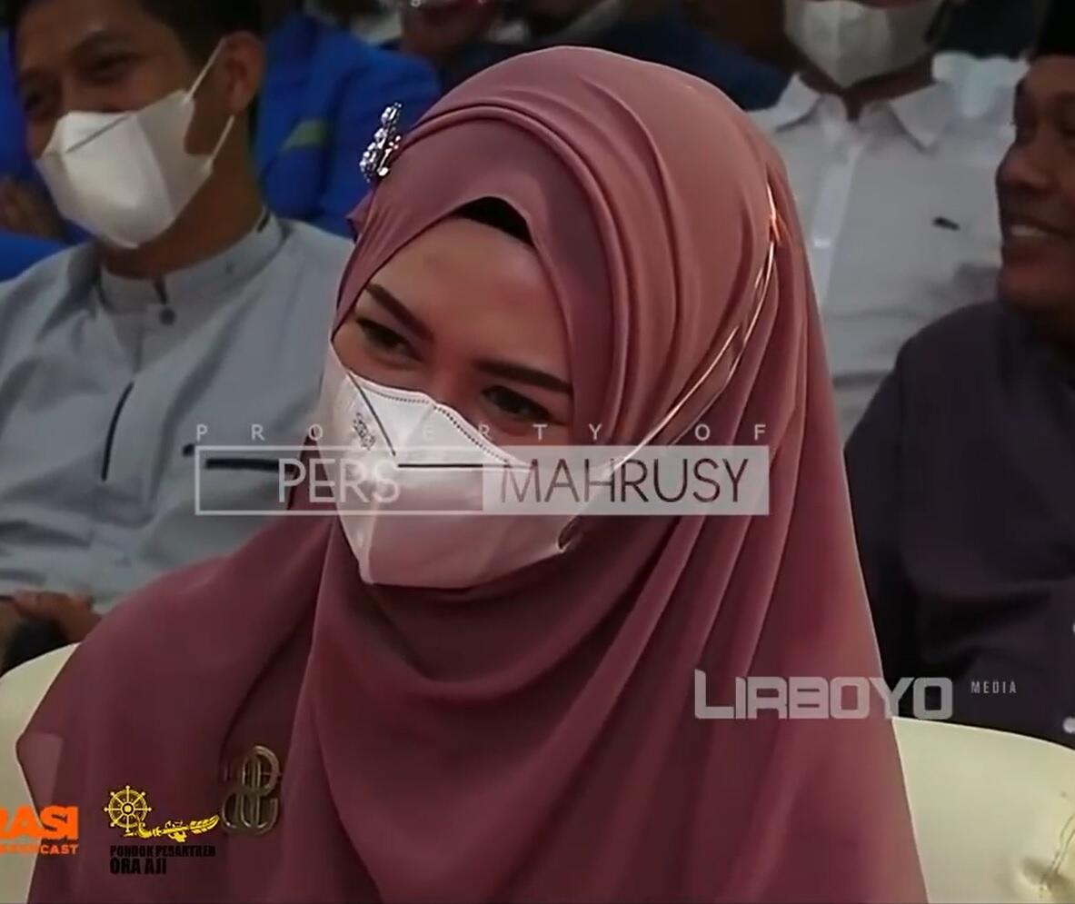 Happy Asmara Hadir Di Pesantren Lirboyo