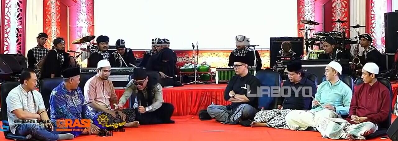 Happy Asmara Hadir Di Pesantren Lirboyo