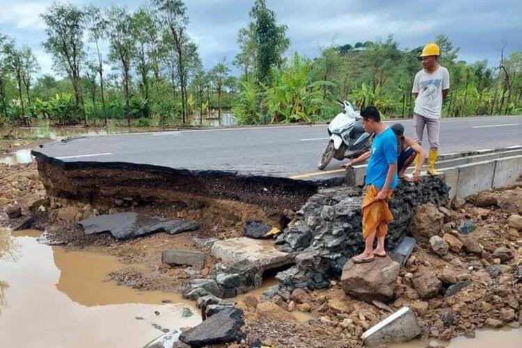 Banjir Genangi Rumah di Lingkar Mandalika, Warga Rusak Jalan Bypass Menuju Awang
