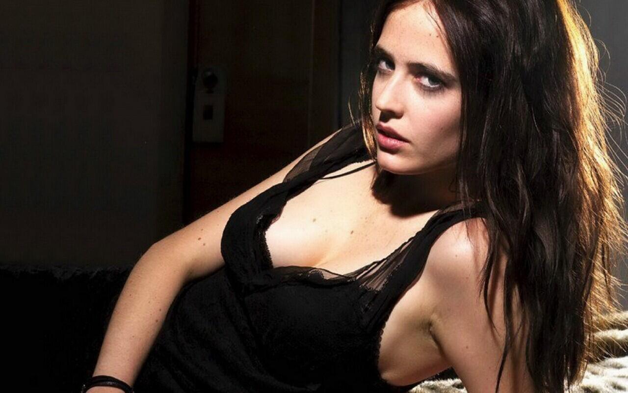 Hot dan Seksi, 7 Potret Eva Green Artis Hollywood yang Bikin Luluh Kaum Pria! 