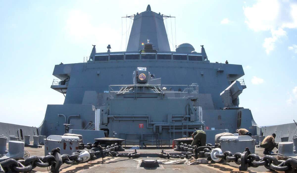 USS Portland Melakukan Uji Coba Senjata Laser Eksperimental di Teluk Aden