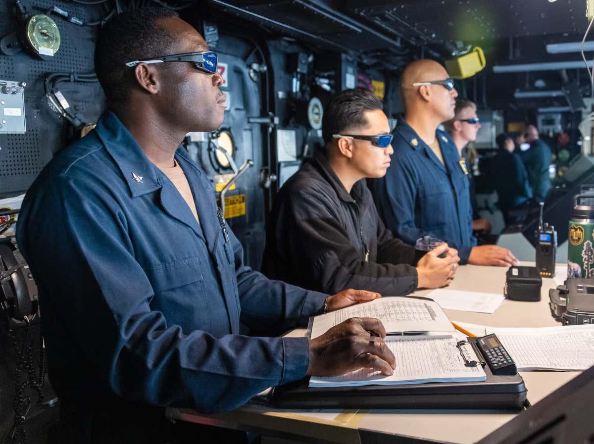 USS Portland Melakukan Uji Coba Senjata Laser Eksperimental di Teluk Aden