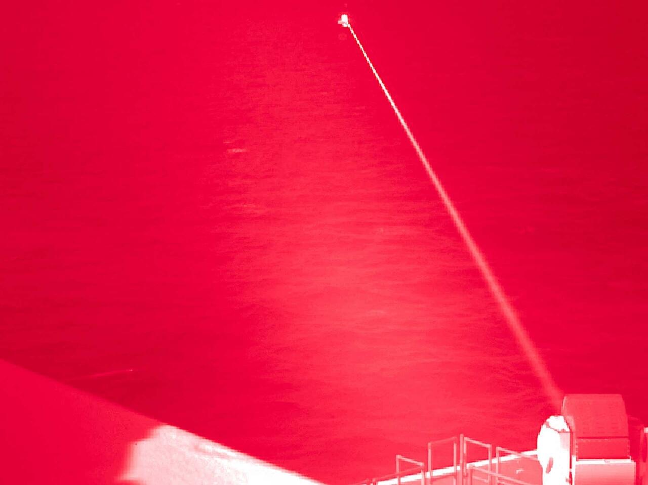 USS Portland Melakukan Uji Coba Senjata Laser Eksperimental di Teluk Aden
