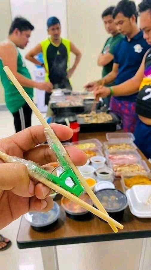 11 Cara lucu orang pakai sumpit, ada-ada aja idenya