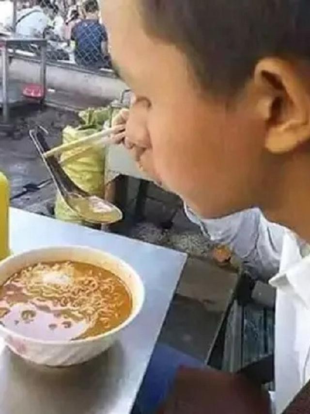 11 Cara lucu orang pakai sumpit, ada-ada aja idenya