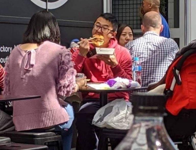 11 Cara lucu orang pakai sumpit, ada-ada aja idenya