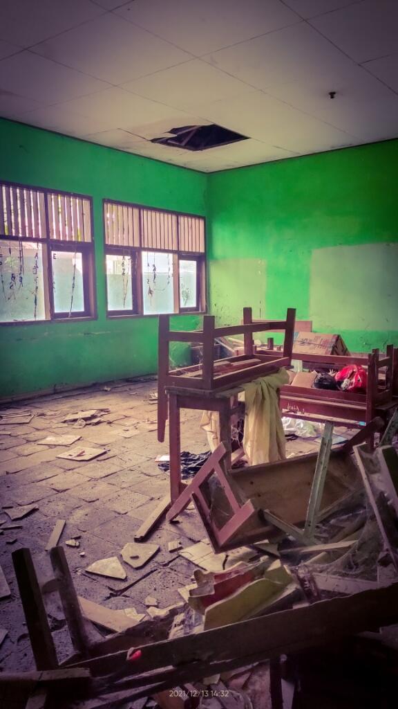 5Th Ruang Kelas SD BojongMenteng VII Berantakan, DisdikBekasi: Anggarannya blm Ada