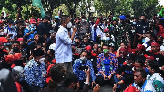 Naikkan UMP DKI Rp 225 Ribu, Intip Momen Anies Lesehan Bareng Buruh