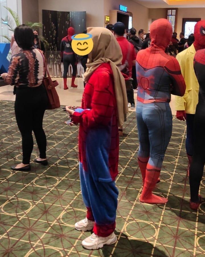 7 Penampakan lucu orang pakai kostum Spider-Man, antimainstream
