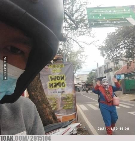 7 Penampakan lucu orang pakai kostum Spider-Man, antimainstream