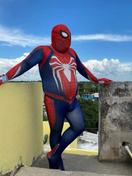 7 Penampakan lucu orang pakai kostum Spider-Man, antimainstream