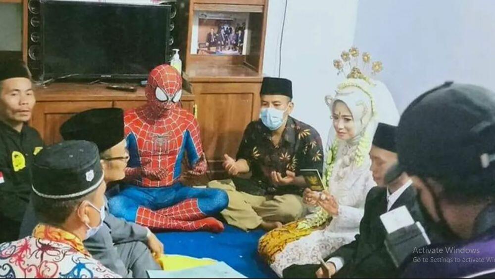 7 Penampakan lucu orang pakai kostum Spider-Man, antimainstream