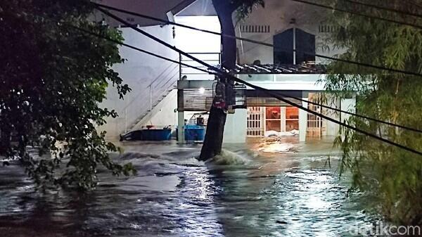 Imbas Hujan Deras, Kawasan Dekat Kali di Mampang Banjir