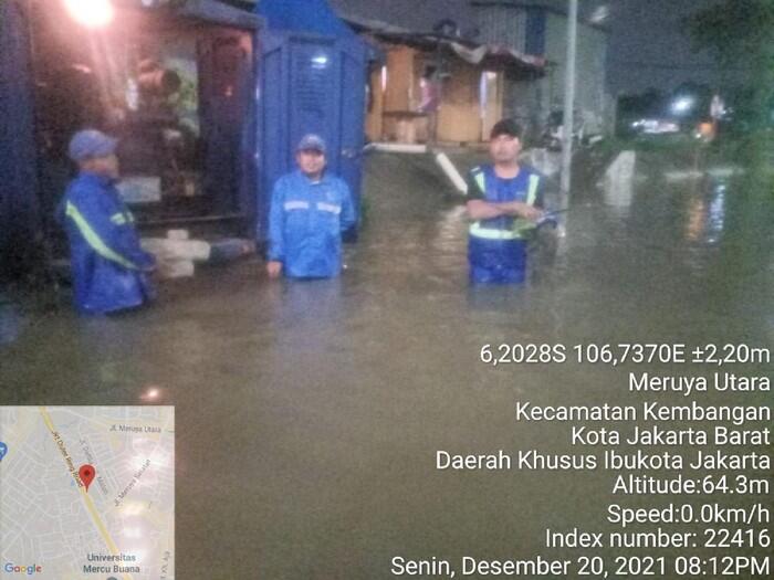 Imbas Hujan Deras, Kolong Tol JORR Meruya Utara Banjir 1 Meter