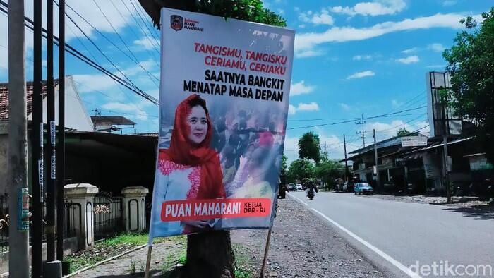 Banner Puan Maharani Bertebaran di Lokasi Terdampak Erupsi Semeru