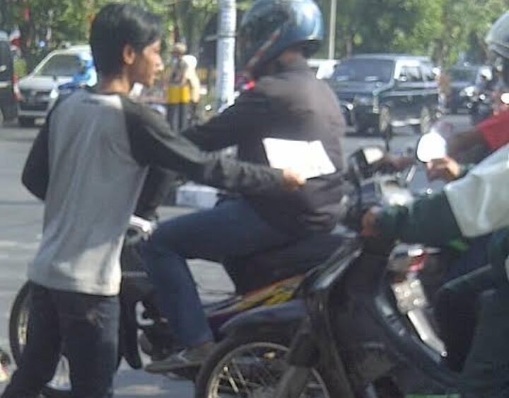 Sales Motor Tebar Brosur Kepemotor, Nggak Ada Tawaran Lain? (Saya Udah Punya!)