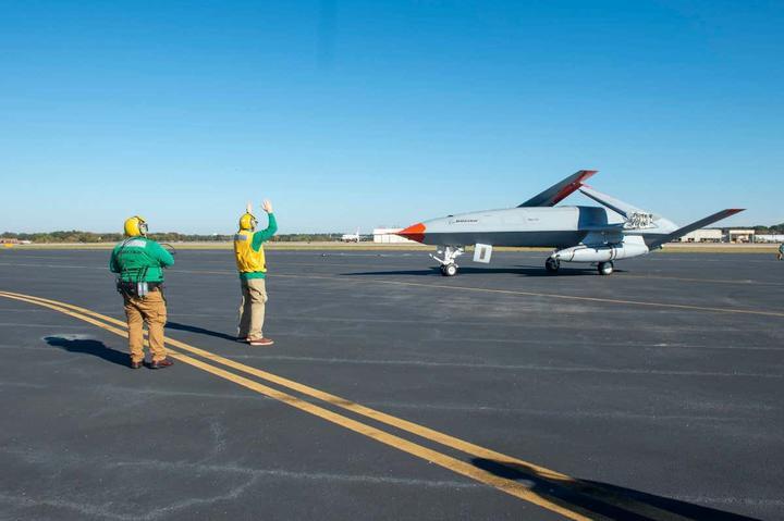 MQ-25 Stingray Menyelesaikan Uji Coba Pertama di Kapal Induk