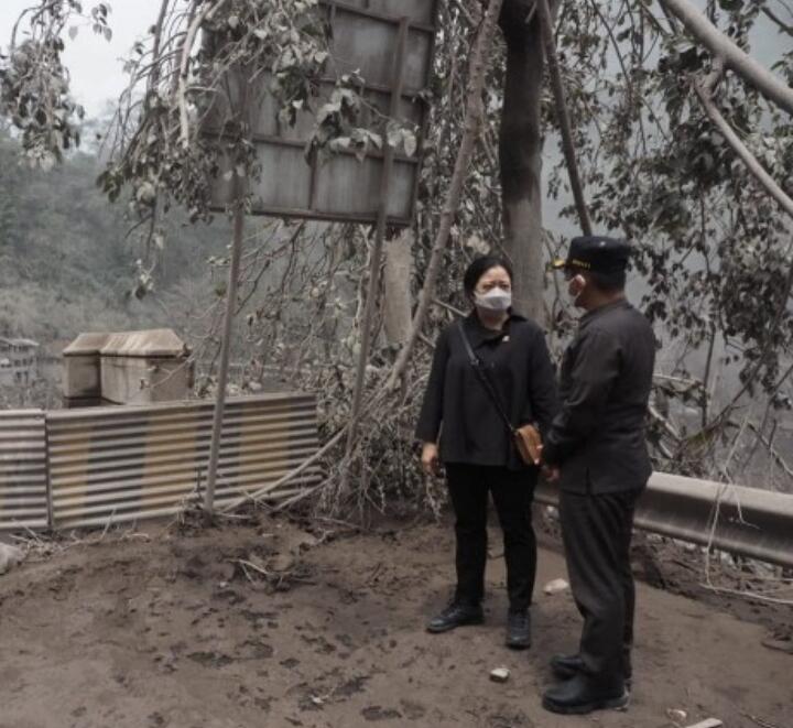 Temui Pengungsi Semeru, Puan Minta Akses Infrastruktur Jembatan Segera Diperbaiki