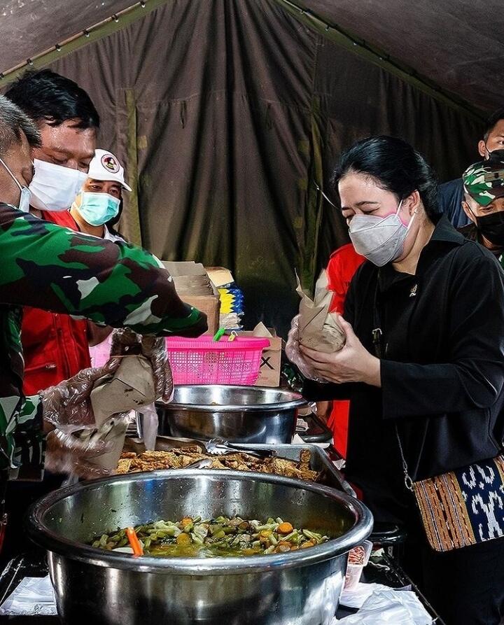 Temui Pengungsi Semeru, Puan Minta Akses Infrastruktur Jembatan Segera Diperbaiki