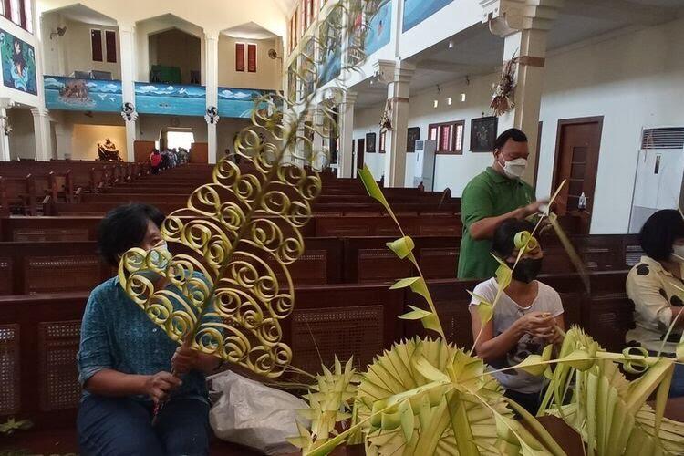 Usung Tema Ramah Lingkungan, Ornamen Natal Gereja Kotabaru Dibuat dengan Janur Kuning