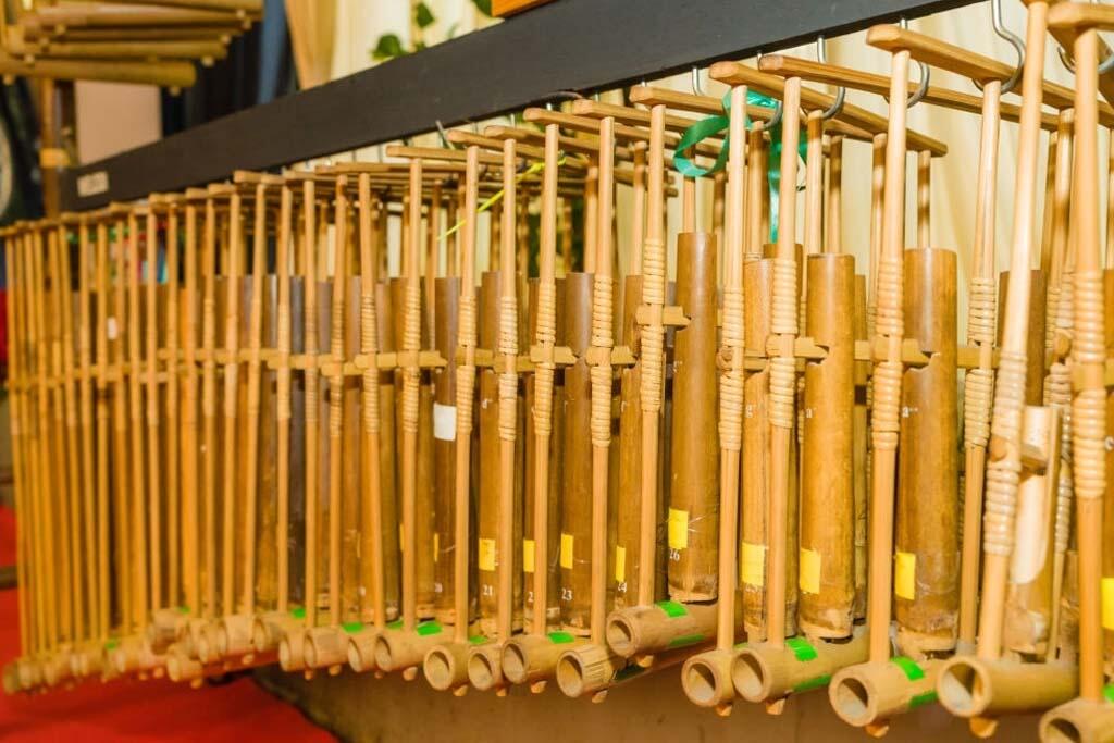 10 Alat Musik Tradisional Indonesia Yang Miliki Suara Memukau