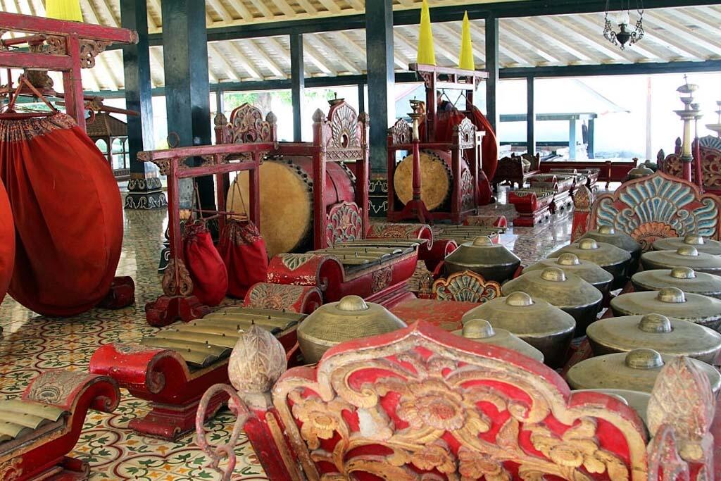 10 Alat Musik Tradisional Indonesia Yang Miliki Suara Memukau