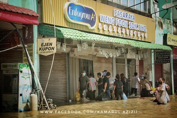 11 12 Dengan Indonesia, Warga Malaysia Korban Banjir Mulai Menjarah Supermarket.