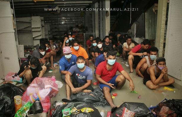 11 12 Dengan Indonesia, Warga Malaysia Korban Banjir Mulai Menjarah Supermarket.