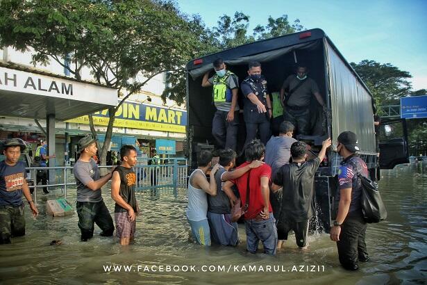 11 12 Dengan Indonesia, Warga Malaysia Korban Banjir Mulai Menjarah Supermarket.