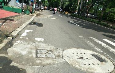 Warga Keluhkan Kondisi Jalan di Lebak Bulus Rusak karena Sumur Resapan