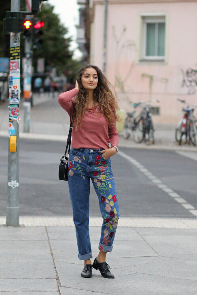 WAJIB ADA DI LEMARI! Model Celana Jeans Terbaru yang Lagi Hits Tahun Ini