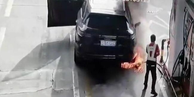 Nekat Banget! Seorang Pria Bakar Mobil Mewah yang Tengah Isi Bensin di SPBU
