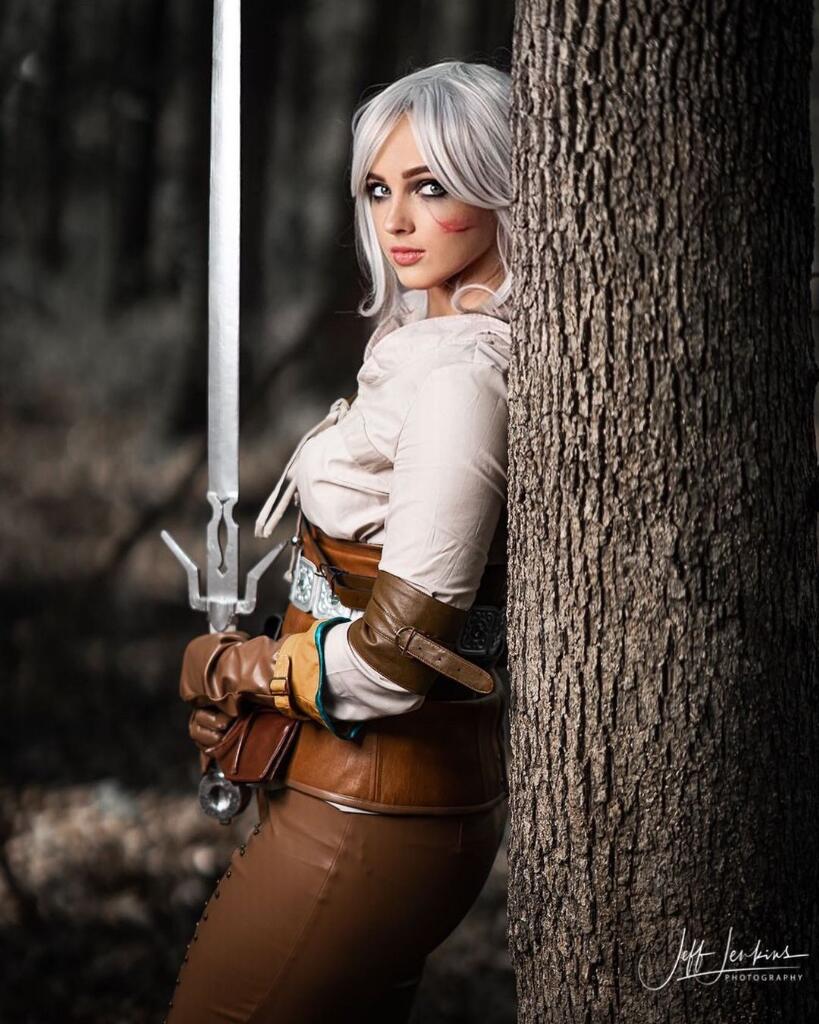 Tampil Badasss! Gadis Cantik Ini Cosplay ala Ciri dari The Witcher Season 2