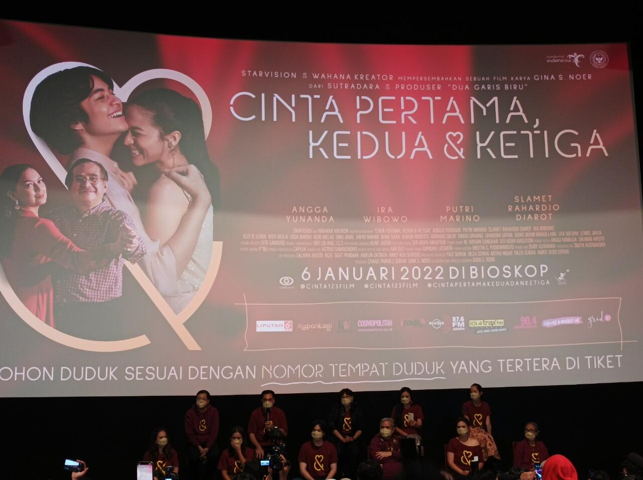 Cinta Pertama, Kedua, dan Ketiga Film Reflektif yang Menghangatkan