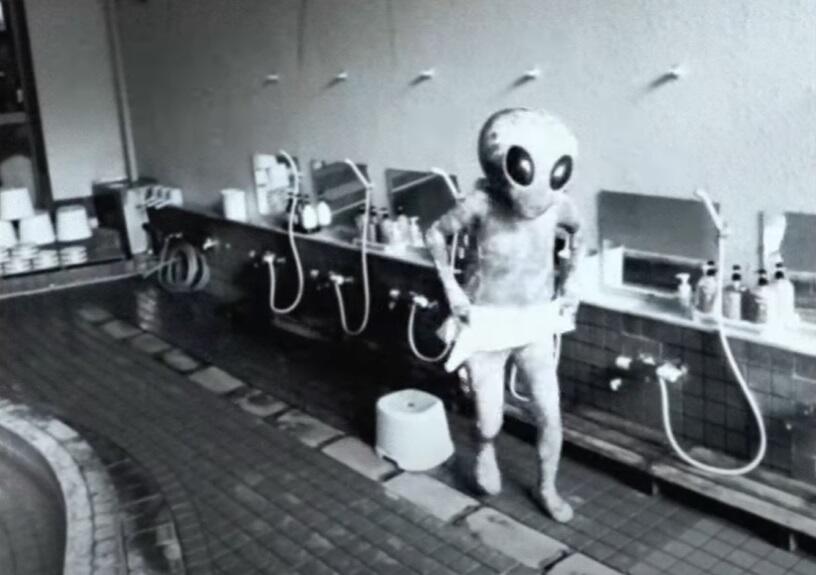 VIRAL Penampakan Foto 'ALIEN' Sedang Mandi Air Panas Di Jepang Dan Faktanya Gan !