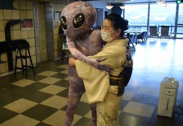 VIRAL Penampakan Foto 'ALIEN' Sedang Mandi Air Panas Di Jepang Dan Faktanya Gan !