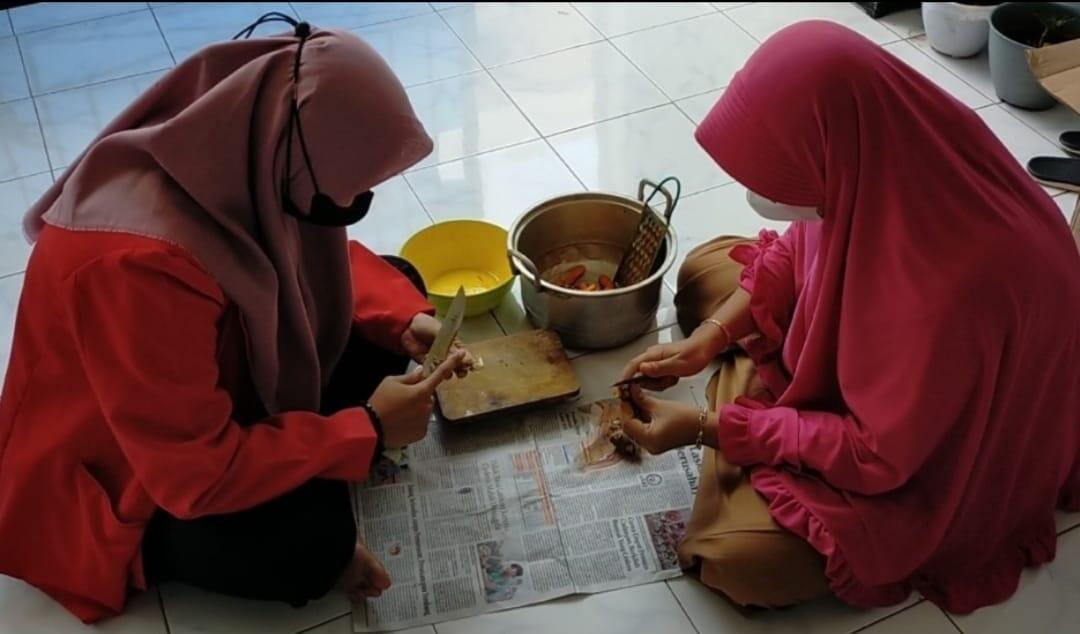 Pandemi Covid-19 Untag Surabaya Melakukan KKN Mandiri, Mahasiswa Membuat Produk Jamu